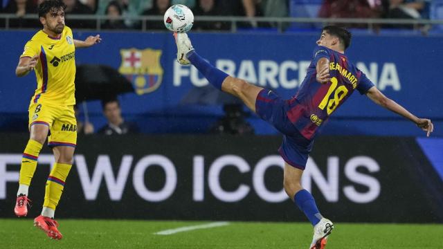 Gerard Martín pugna por el balón con Mauro Arambarri en el Barça-Getafe