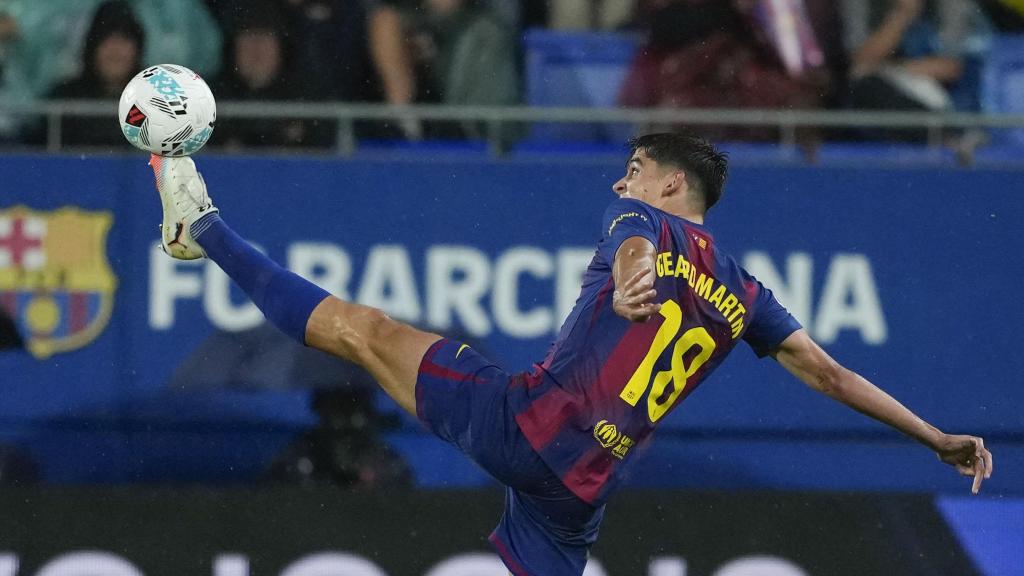 Gerard Martín pugna por el balón con Mauro Arambarri en el Barça-Getafe