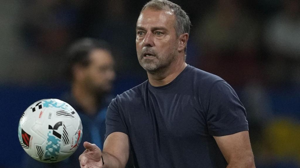 Hansi Flick pasa el balón durante el Barça-Getafe