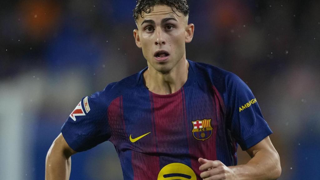 Fermín López persigue el balón durante el Barça-Getafe