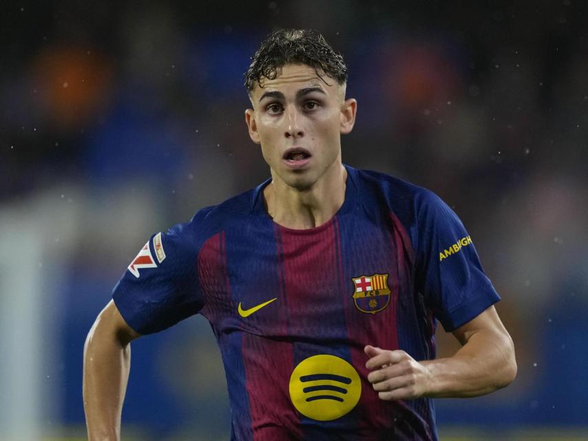 Fermín López persigue el balón durante el Barça-Getafe