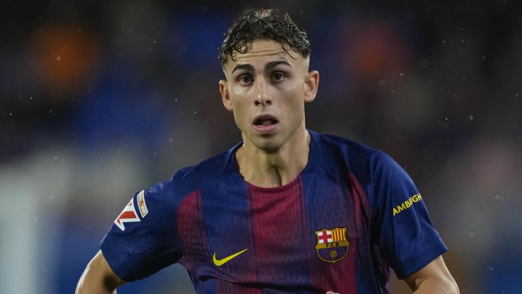 Fermín López persigue el balón durante el Barça-Getafe