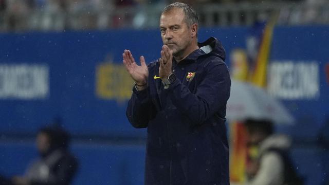 Hansi Flick, con el rostro serio bajo la lluvia durante el Barça-Getafe