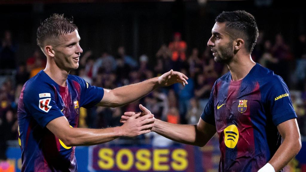 Dani Olmo y Ferran Torres celebran un gol del Barça contra el Getafe en el Estadi Johan Cruyff