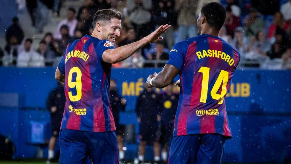 Robert Lewandowski y Marcus Rashford se felicitan durante el triunfo del Barça contra el Getafe en el Estadi Johan Cruyff