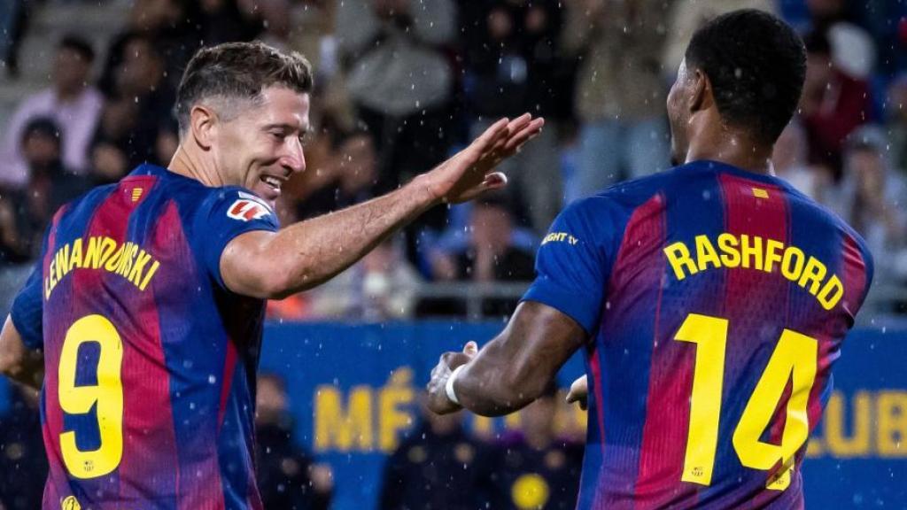 Robert Lewandowski y Marcus Rashford se felicitan durante el triunfo del Barça contra el Getafe en el Estadi Johan Cruyff