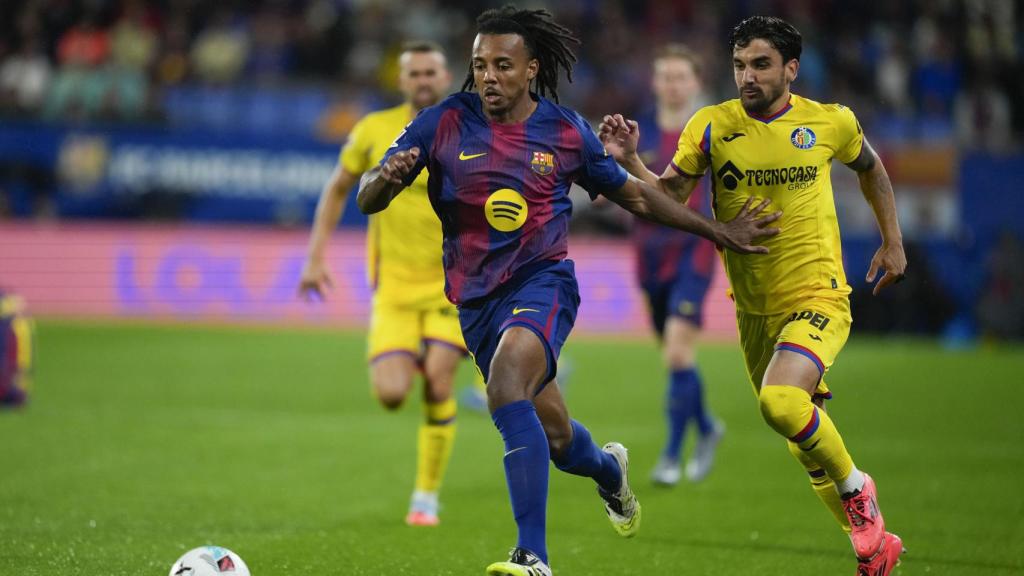 Jules Koundé, perseguido por Mauro Arambarri en el Barça-Getafe