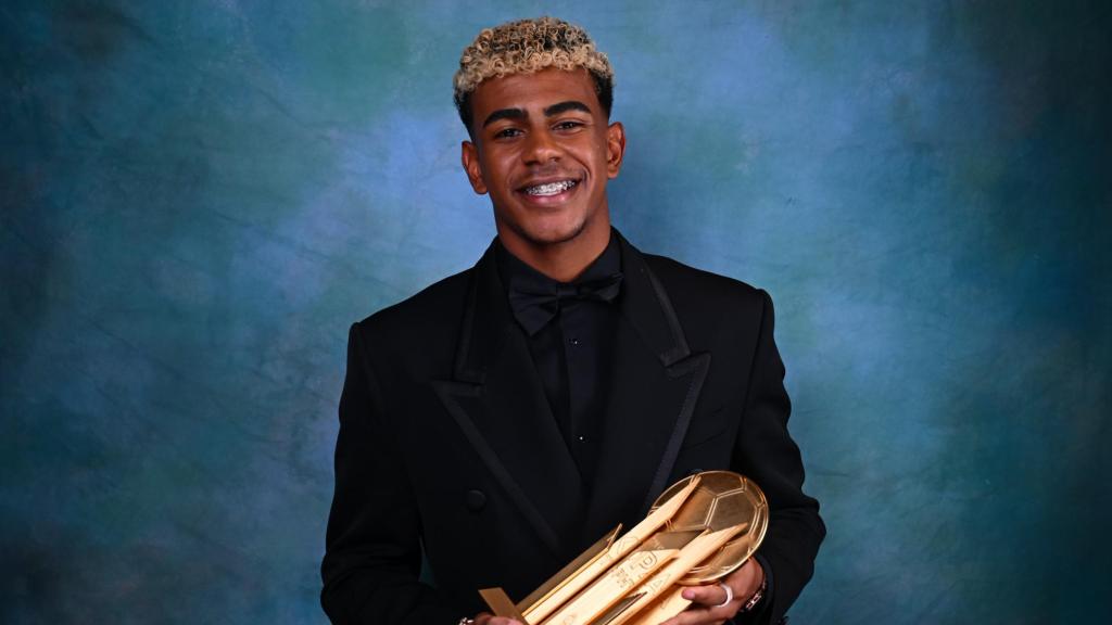 Lamine Yamal posa con el Trofeo Kopa 2025