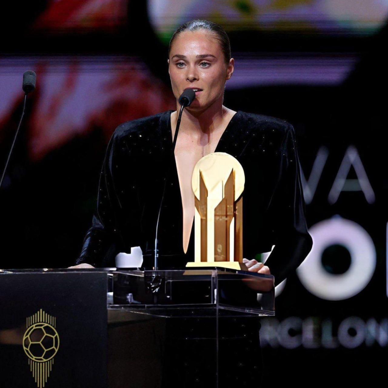 Ewa Pajor recoge el Trofeo Gerd Müller en la Gala del Balón de Oro 2025