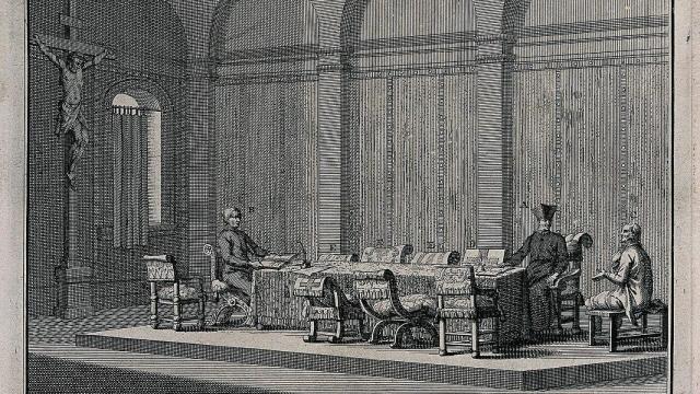 Dos clérigos de la Inquisición interrogan a un acusado de herejía (1722). / B. Picart, 1722