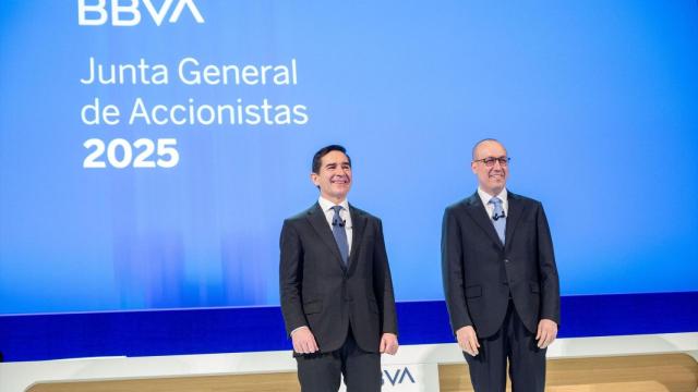 El presidente del BBVA, Carlos Torres (izq.), y el consejero delegado, Onur Genç, en la última junta de accionistas del banco / EP