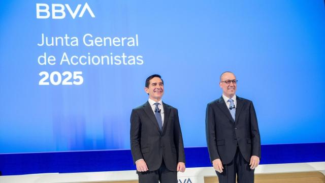 El presidente del BBVA, Carlos Torres (izq.), y el consejero delegado, Onur Genç, en la última junta de accionistas del banco / EP