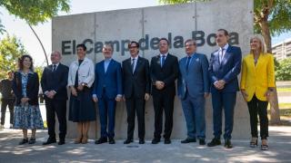 El presidente de la Generalitat, Salvador Illa, los alcaldes de Barcelona y Sant Adrià de Besòs, Jaume Collboni y Filo Cañete, y el secretario de Estado de Memoria, Fernando Martínez, en el acto de inauguración del Memorial del Camp de la Bota (Sant Adrià de Besòs, Barcelona)
