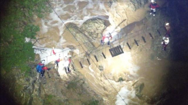 Imagen del operativo que han llevado a cabo los Bombers de la Generalitat durante toda la noche