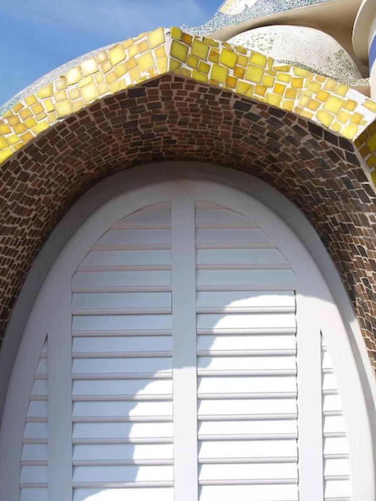 Detalle de una ventana de la Torre dels Ous