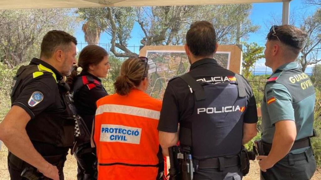 Miembros de los distintos organismos civiles y policiales que han participado en el desalojo