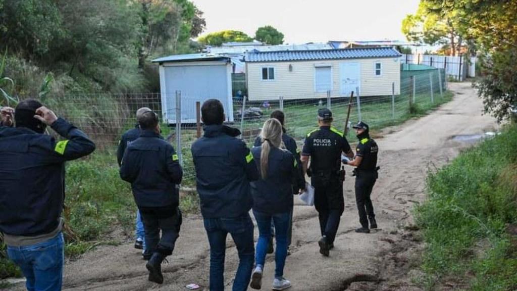 Parte de la comitiva de Mossos accediendo al recinto del asentamiento ilegal