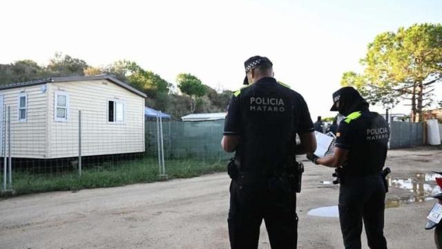 Agentes de la Policía Local durante el desalojo del cámping de Mataró el pasado 22 de septiembre