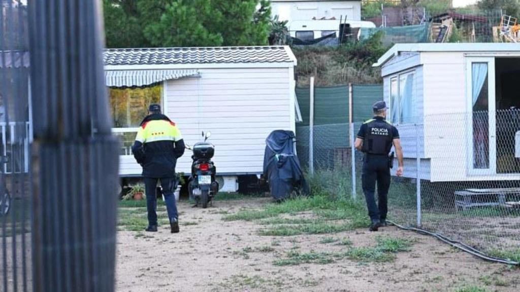 Agentes de la Policía Local de Mataró y los Mossos d'Esquadra en el interior del asentamiento ilegal
