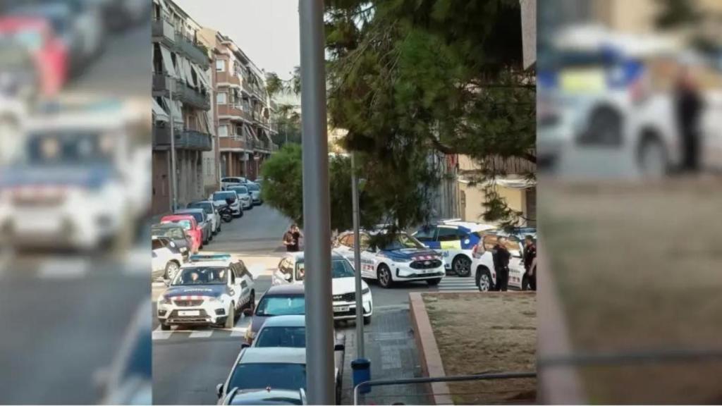 Imagen de los coches de la Policía Local y los Mossos en la plaza del Anxaneta de Vilanova i la Geltrú, donde se encontró un cuerpo descuartizazo en una maleta