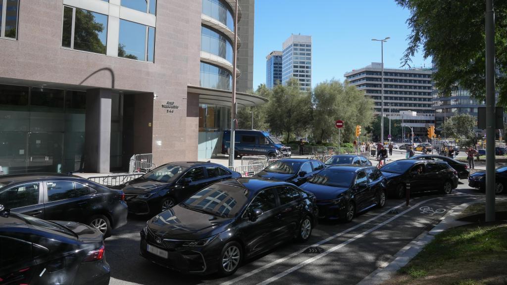 Varios VTC durante una concentración convocada por el Sindicato Libre de Transporte (STL) y Unauto VTC ante la 'conselleria' de Territorio de la Generalitat, a 23 de septiembre de 2025, en Barcelona