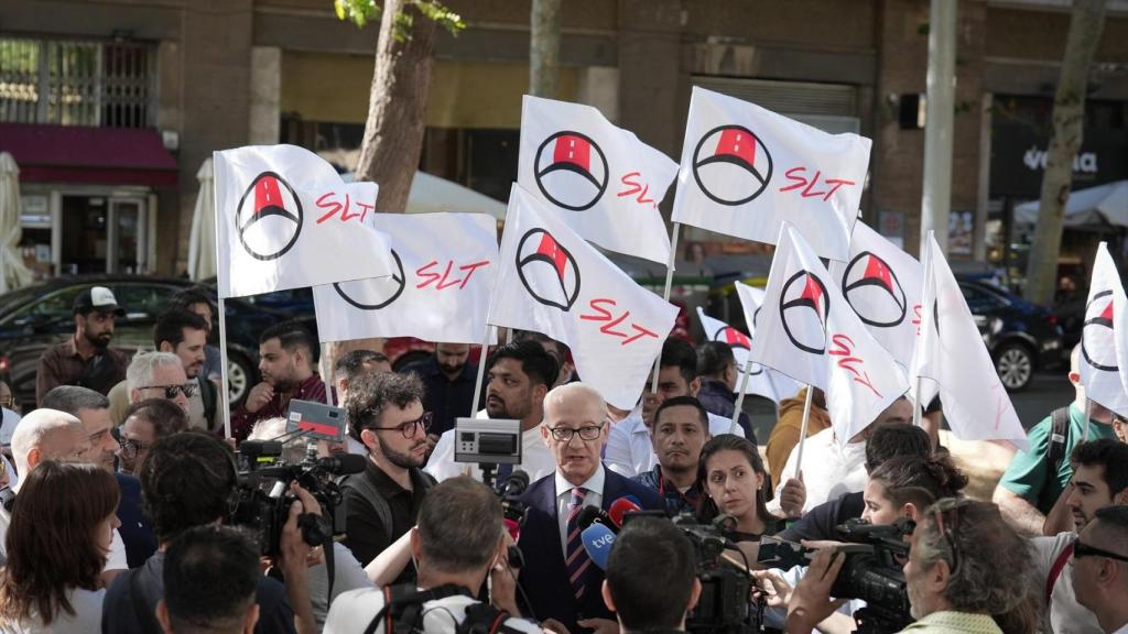 El presidente ejecutivo de Unauto VTC, José Manuel Berzal, atiende a los medios de comunicación durante una concentración convocada por el Sindicato Libre de Transporte (STL) y Unauto VTC ante la 'conselleria' de Territorio de la Generalitat