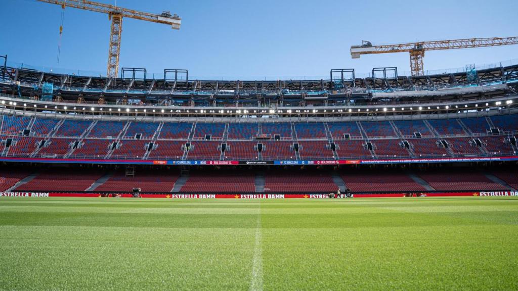 Vista del Camp Nou desde el césped