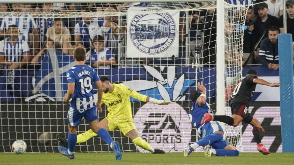 Alexis Sánchez marca el gol de la victoria en el Alavés-Sevilla