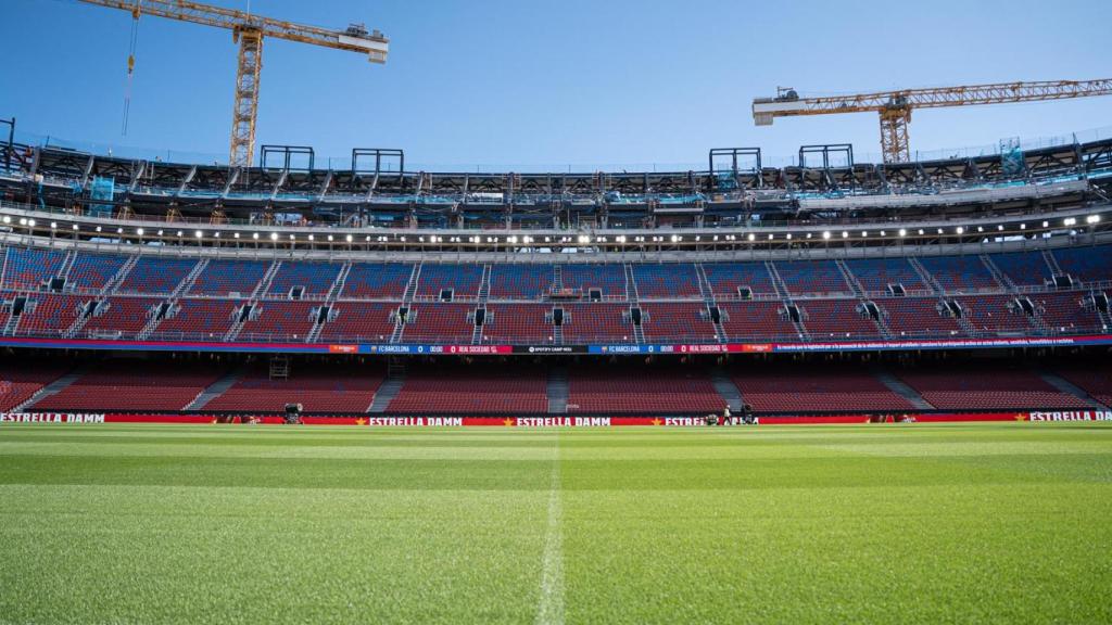 El Camp Nou en obras, visto desde el césped