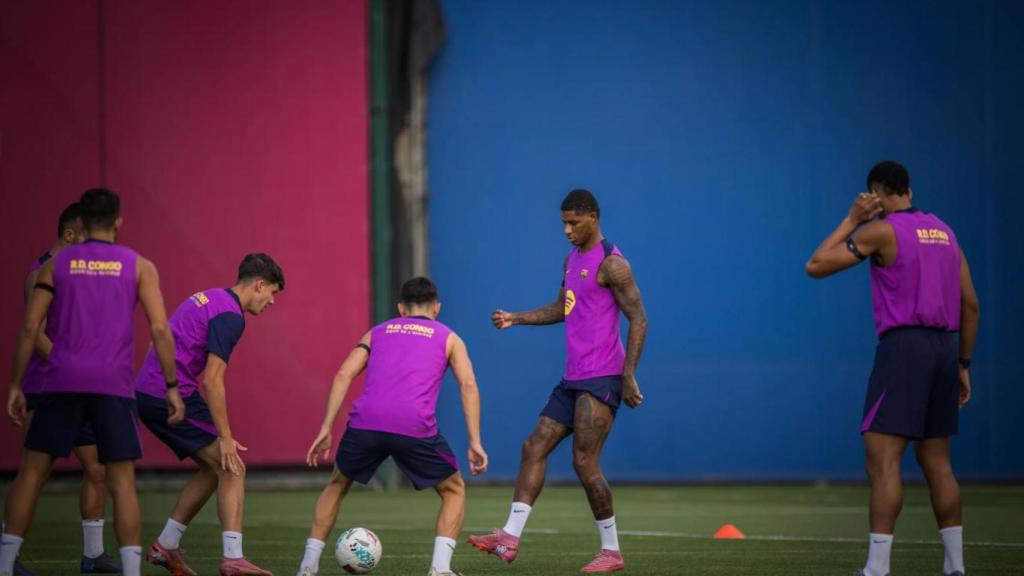 Marcus Rashford pasa el balón en un rondo de entrenamiento del Barça