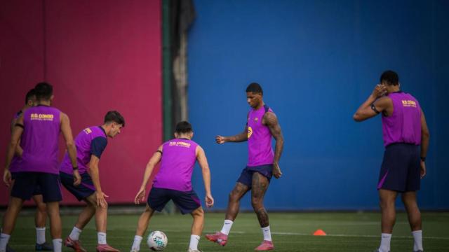 Marcus Rashford pasa el balón en un rondo de entrenamiento del Barça