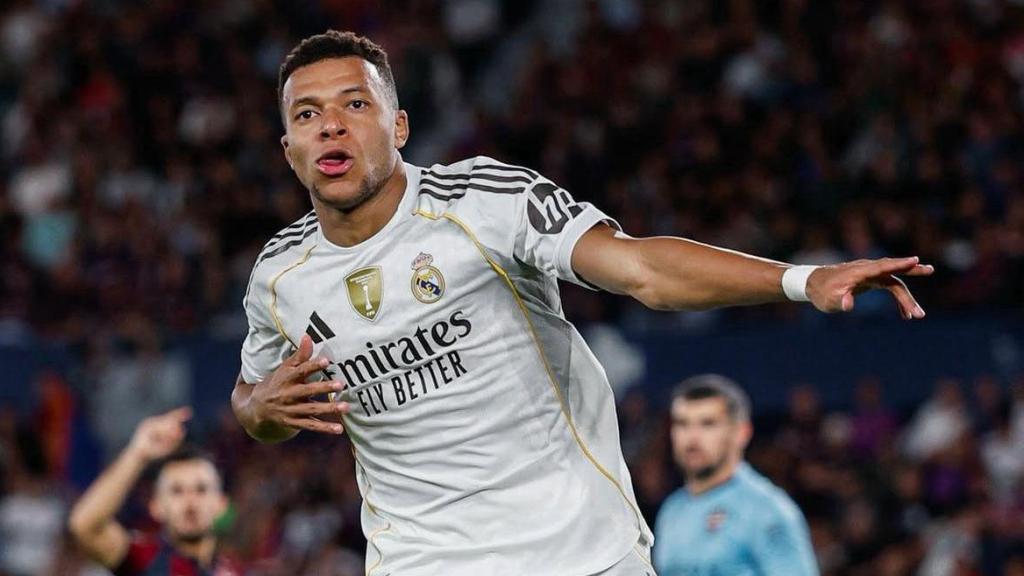 Kylian Mbappé celebra su segundo gol contra el Levante