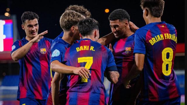 Los jugadores del Barça B felicitan a Óscar Ureña por su doblete contra el Castellón B