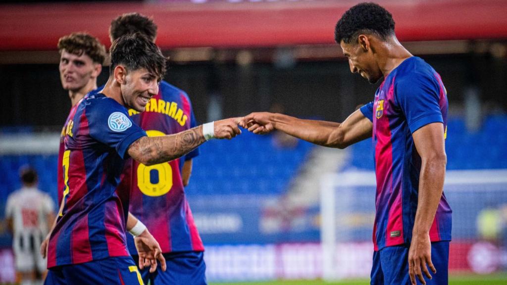 Dani Rodríguez y Óscar Ureña celebran los goles en la victoria del Barça B contra el Castellón B