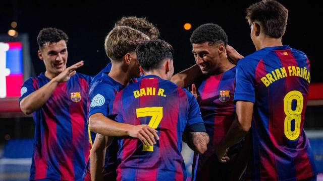 Los jugadores del Barça B felicitan a Óscar Ureña por su doblete contra el Castellón B