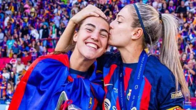 Patri Guijarro y Alexia Putellas celebran la Champions League femenina