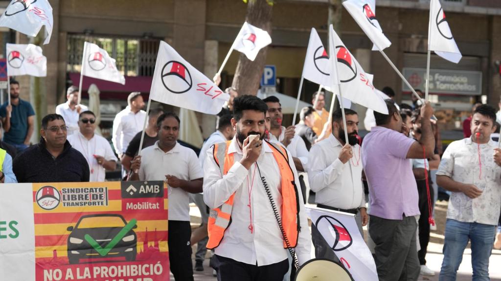 Concentración de conductores de VTC convocada por el STL y Unauto VTC ante la 'conselleria' de Territorio de la Generalitat, a 23 de septiembre de 2025, en Barcelona