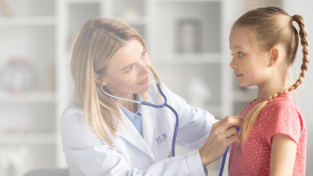 Una niña atendida por una pediatra, en una imagen de archivo