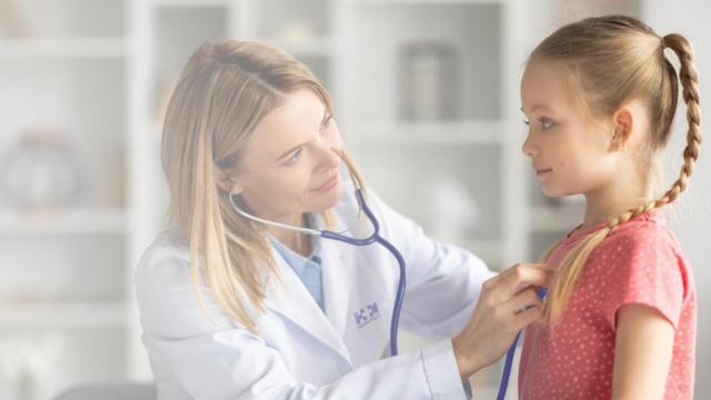 Una niña atendida por una pediatra, en una imagen de archivo