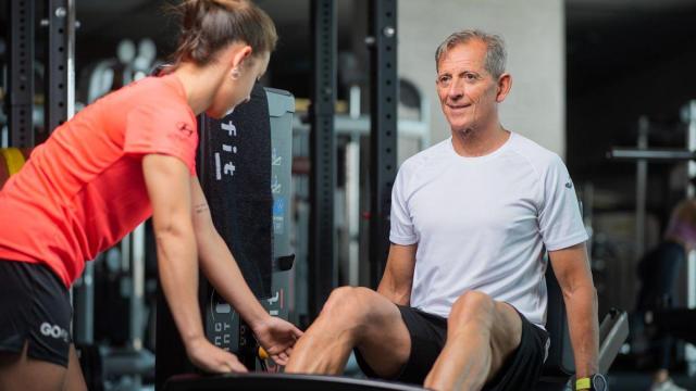 Un hombre ejercitándose en un gimnasio