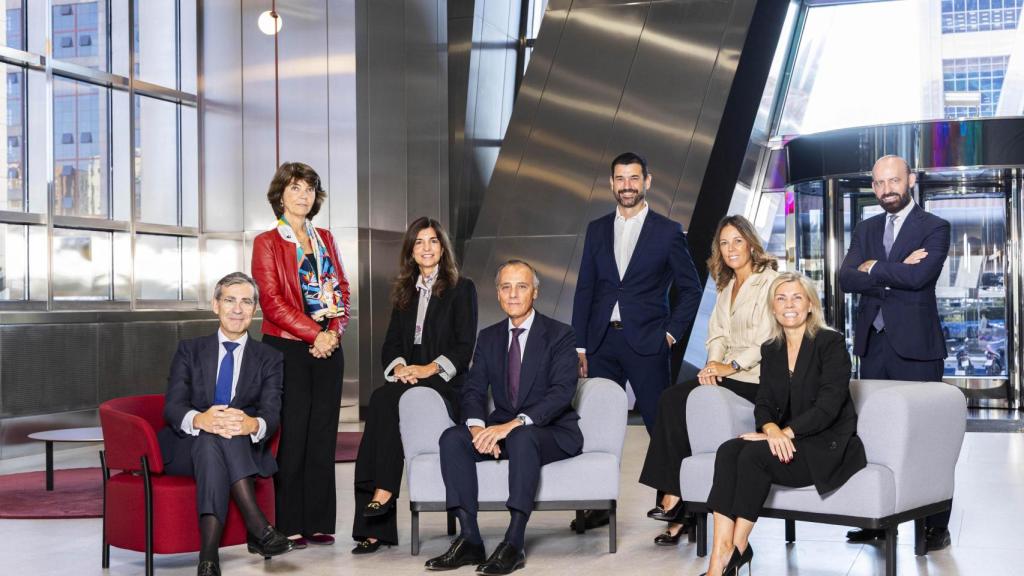 De izquierda a derecha, Eugenio Solla, Laura Comas, Belén Martín, Juan Gandarias, Juan Carlos Genestal, Cristina Rembado, Isabel Castelo Branco y Rodrigo Díaz, los ocho componentes del consejo de administración de CaixaBank AM / CAIXABANK
