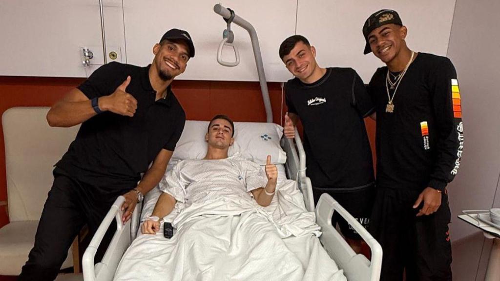 La fotografía que publica Gavi en su Instagram tras ser operado