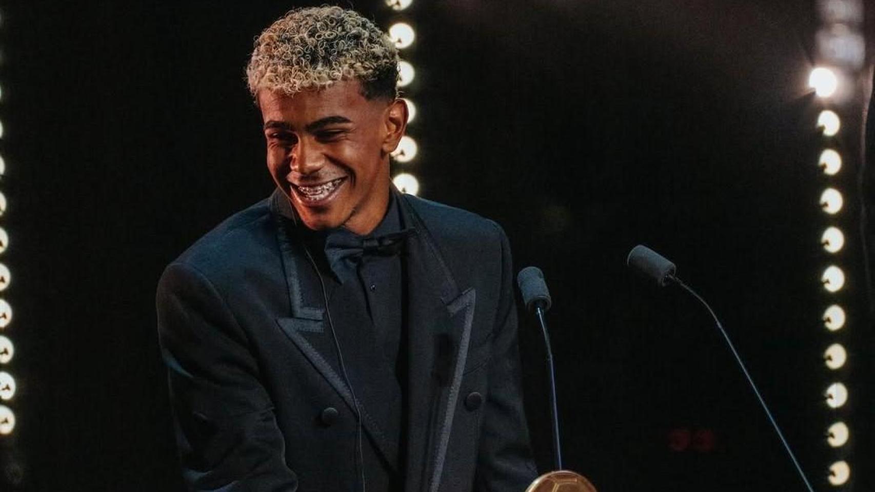 Lamine Yamal sonríe tras recibir el Trofeo Kopa