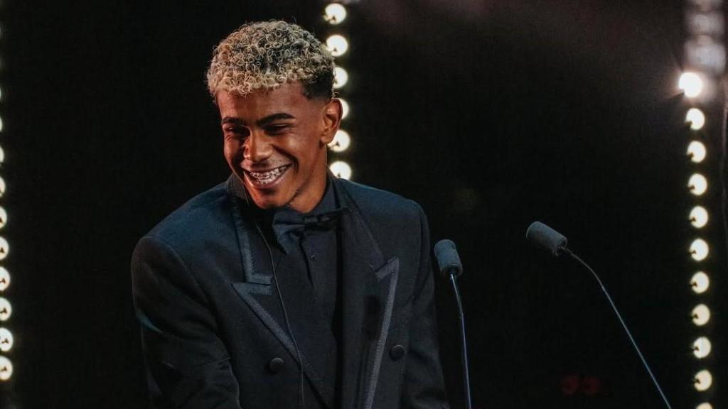 Lamine Yamal sonríe tras recibir el Trofeo Kopa