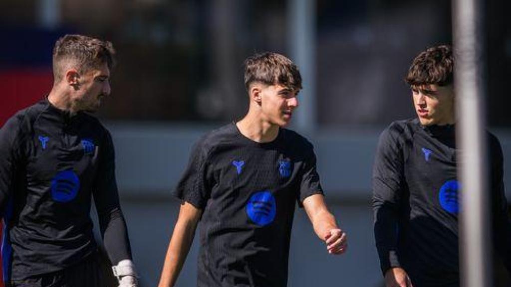 Eder Aller, Jofre Torrents y Pau Cubarsí en un entrenamiento del Barça