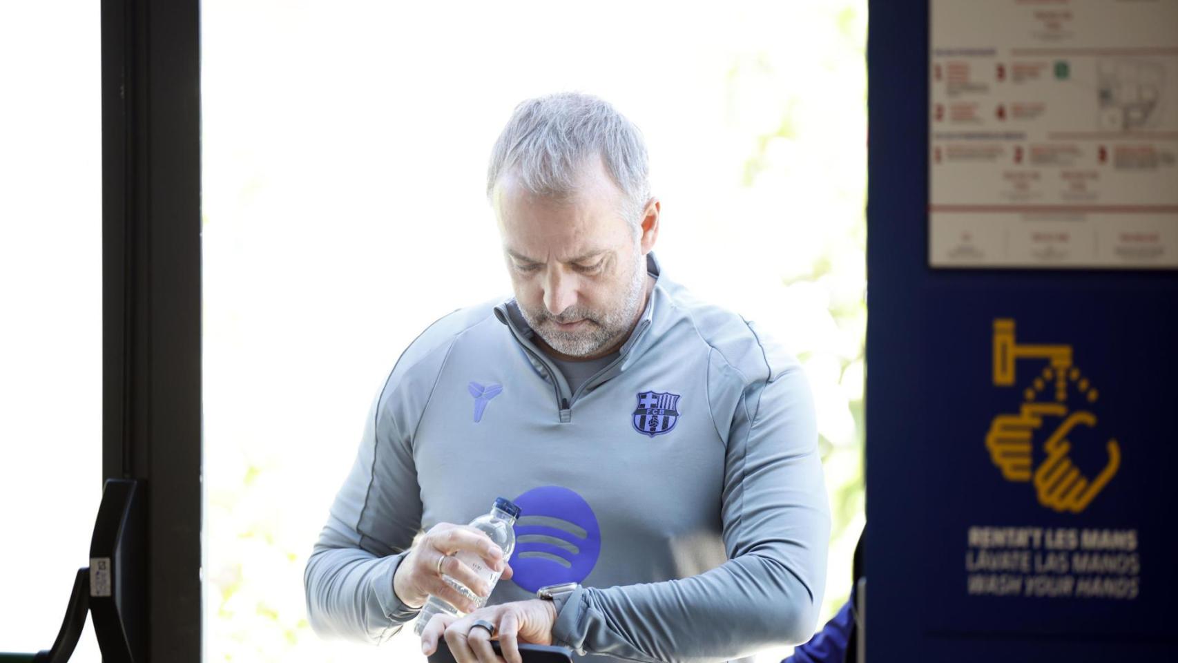 Hansi Flick frena la euforia con un futbolista del Barça y ensalza a Frenkie de Jong