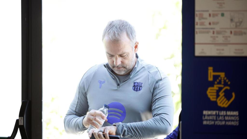 Hansi Flick frena la euforia con un futbolista del Barça y ensalza a Frenkie de Jong