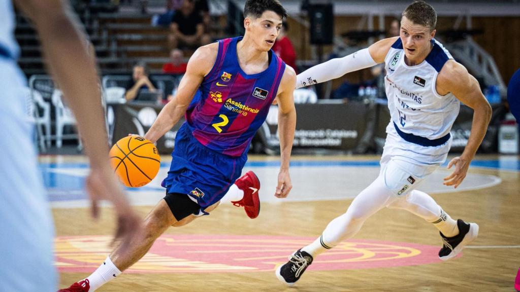 Juani Marcos bota el balón durante el Barça de basket-Joventut