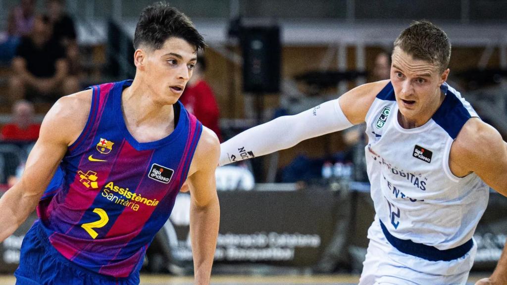 Juani Marcos bota el balón durante el Barça de basket-Joventut
