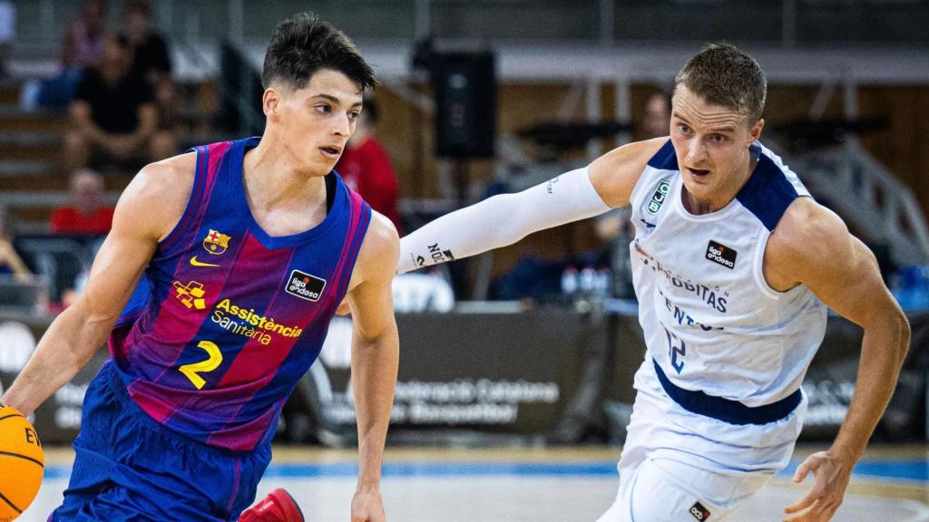 Juani Marcos bota el balón durante el Barça de basket-Joventut